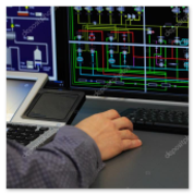Sala di controllo con monitor SCADA e sistemi di supervisione impianto