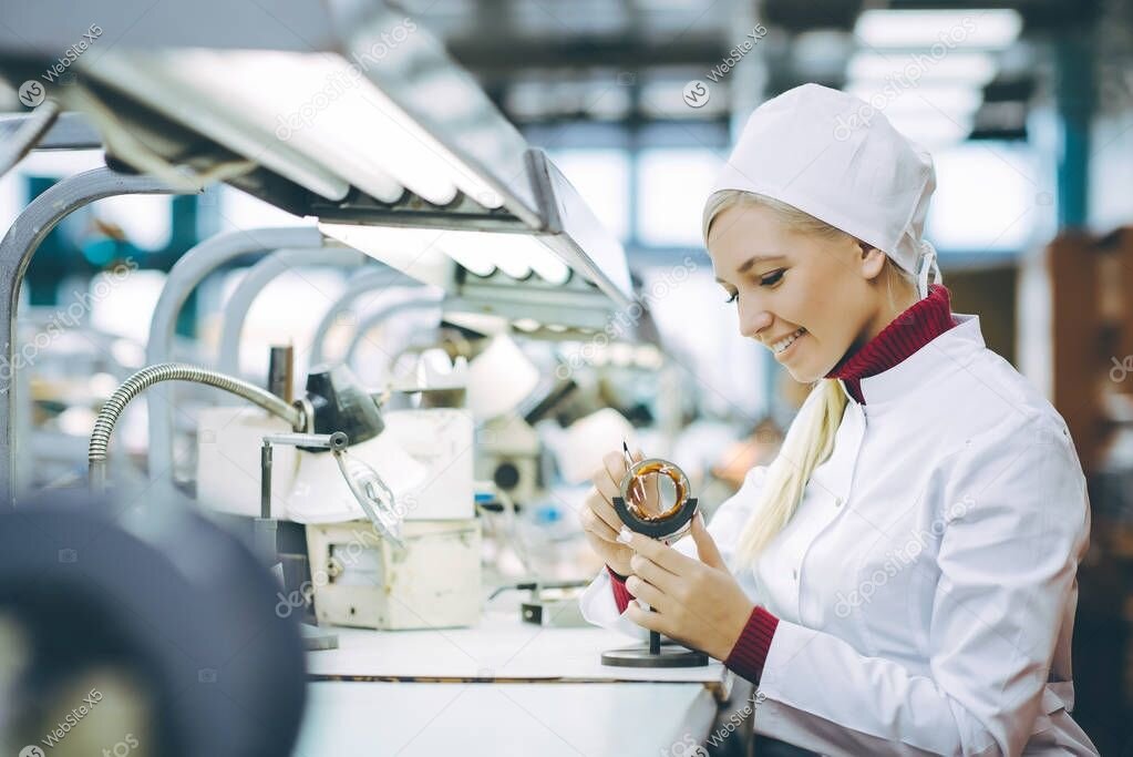 Tecnico che effettua il revamping di un impianto industriale